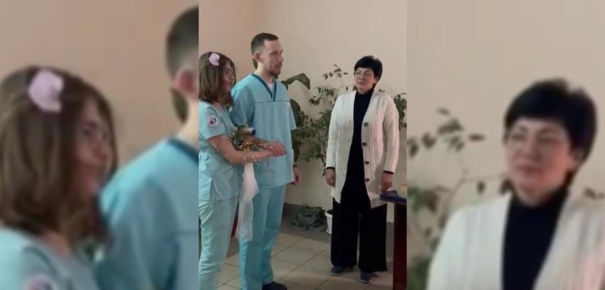 Vestidos con sus trajes de servicio: Pareja de médicos se casa en un hospital de Kiev
