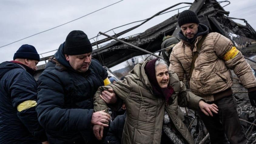 Rusia y Ucrania: la trágica situación de civiles que intentan huir de Irpín entre bombardeos rusos