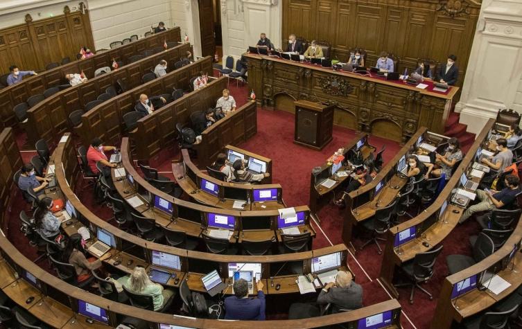 Cadem: 57% de los encuestados está de acuerdo con extender el plazo de entrega de la Constitución