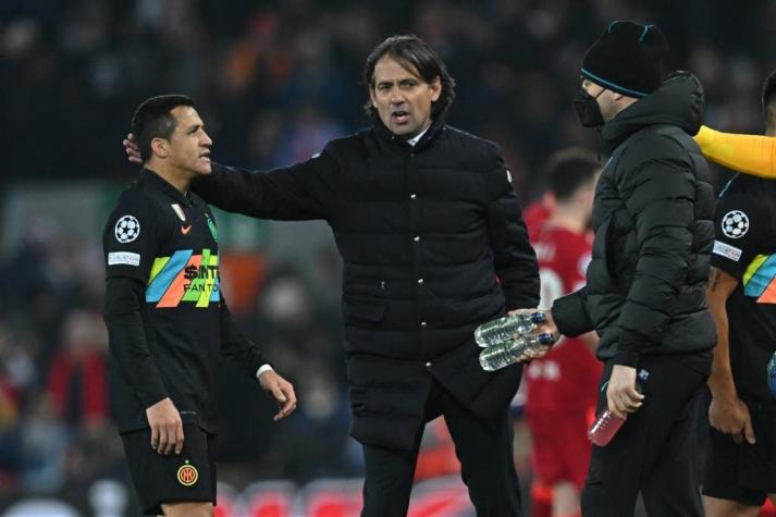 Alexis es expulsado por una dura entrada en la revancha del Inter ante Liverpool en la Champions