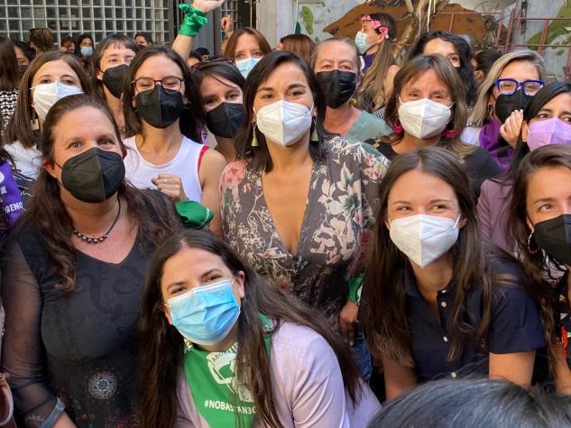 Desvíos y cierres de estaciones del Metro: Mujeres marchan por la Alameda  en conmemoración del 8M