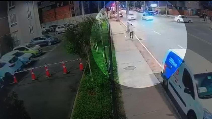 [VIDEO] Insólito: Hombre se lanzó sobre un automóvil para ser atropellado