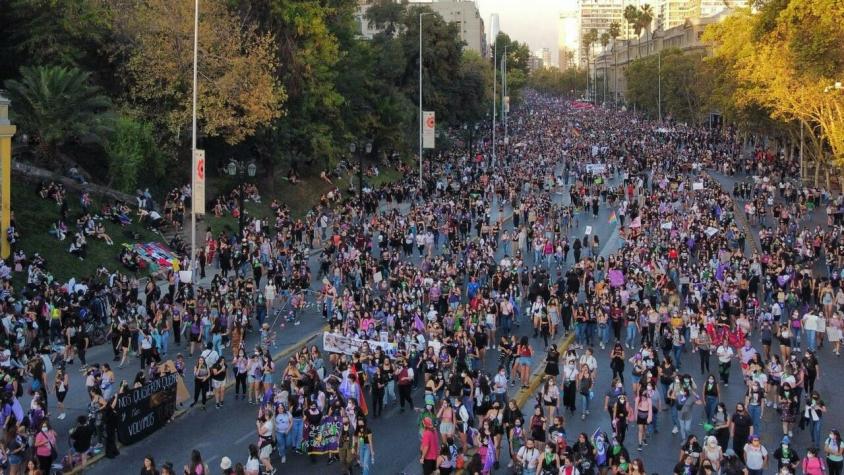 Miles de mujeres marcharon a lo largo de Chile en conmemoración del 8M