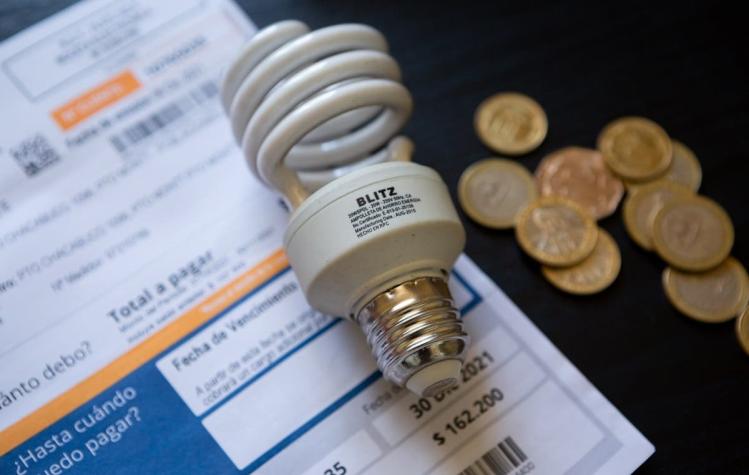 Cuentas de la luz subirían 21% debido al término del congelamiento de las tarifas