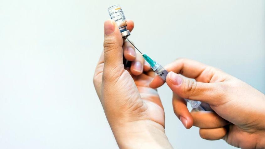 Paris anuncia que Sinovac desarrollará vacuna mixta contra el COVID-19 y la influenza