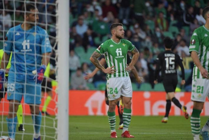 Claudio Bravo lo hizo otra vez: tapó penal en el duelo entre Betis y Frankfurt por la Europa League