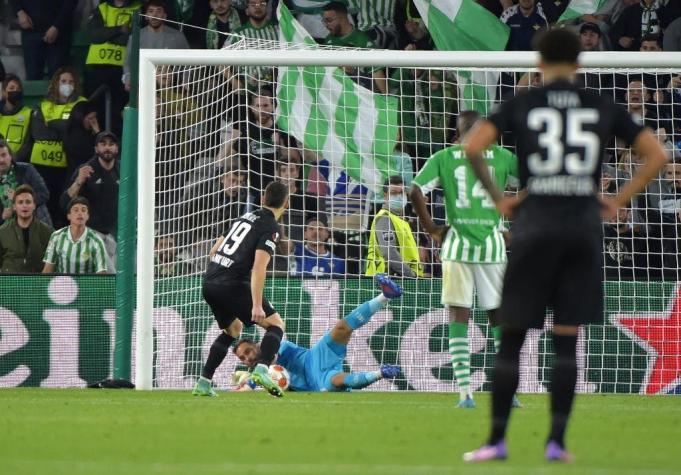 Betis pierde en casa ante Eintracht Frankfurt por la Europa League: Claudio Bravo tapó un penal
