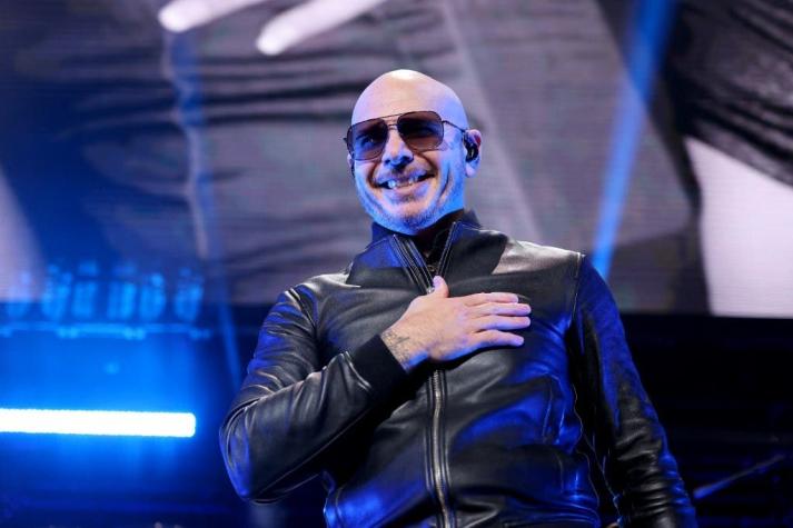 Pitbull abre polémica por su cuestionado saludo en el Día Internacional de la Mujer