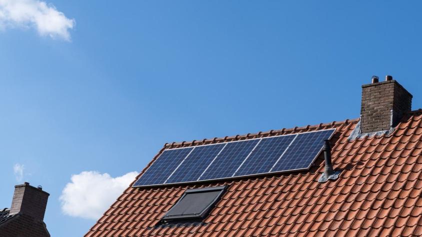 Alza en cuentas de la luz: Ofrecen paneles solares que podrían reducir hasta 100% el gasto anual