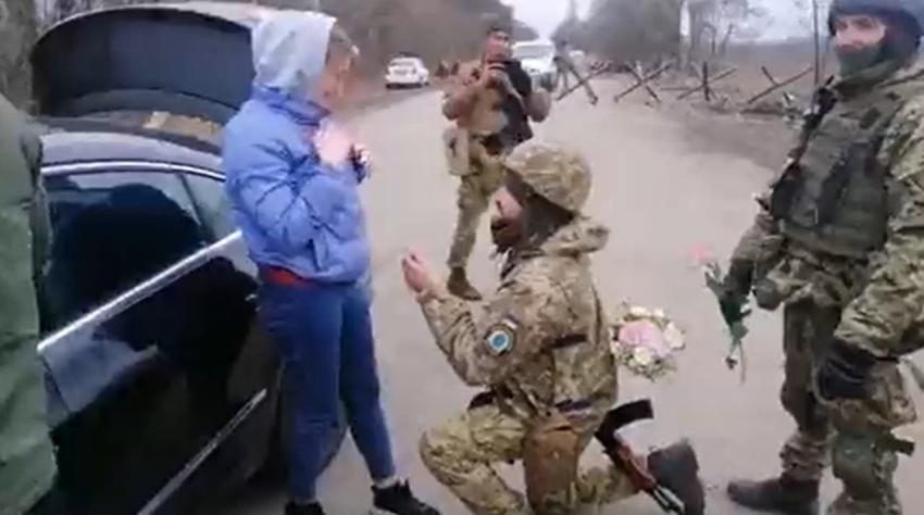 [VIDEO] Soldado ucraniano organizó control militar falso para pedirle matrimonio a su novia