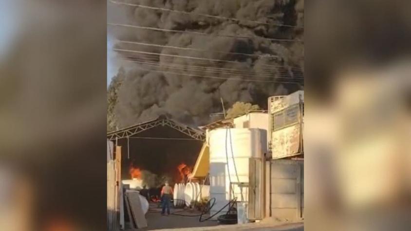 Bomberos combaten incendio en San Bernardo: Usuarios reportan gran columna de humo