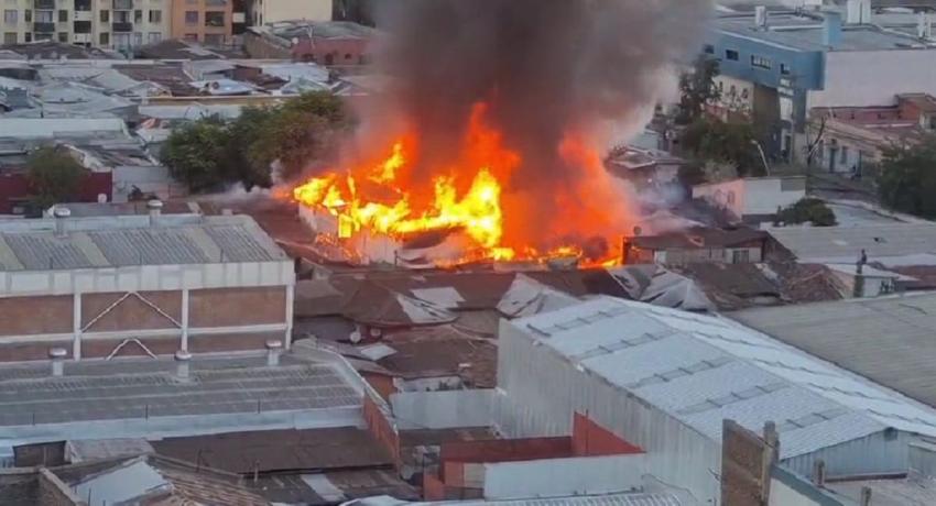 Bomberos controla incendio en el centro de Santiago: hay un lesionado y 45 damnificados