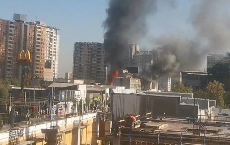 Al menos siete locales comerciales afectados por incendio en Independencia