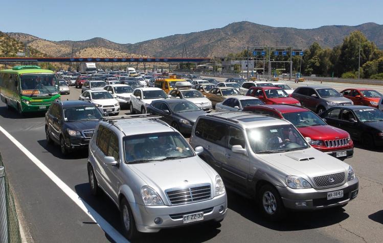 Parlamentarios ingresan proyecto que exime a conductores del pago de peaje en caso de congestión