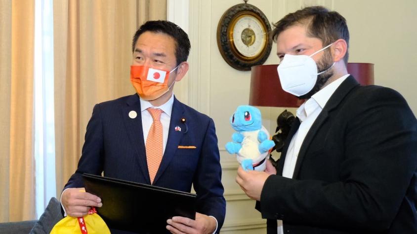 Gabriel Boric recibe peluche de Squirtle y una pokebola en reunión con ministro japonés