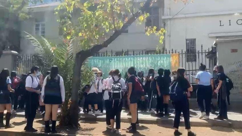 Se registran incidentes en Liceo Lastarria de Providencia: Jóvenes denuncian a hombres de violencia