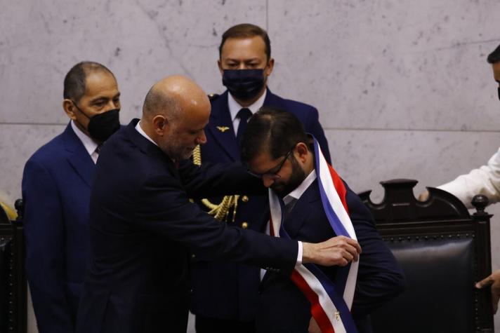 Momento histórico: Así fue el traspaso de la banda presidencial a Gabriel Boric