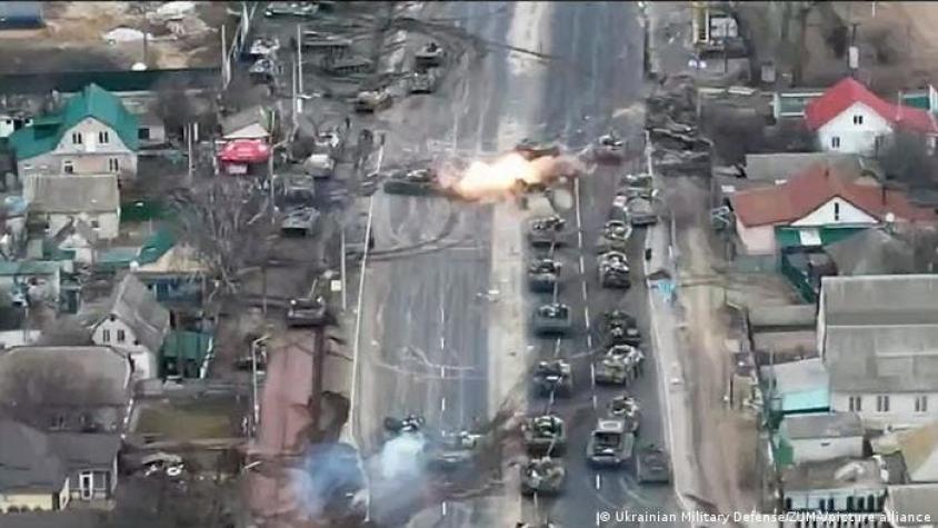 Dramático video muestra cómo un grupo de tanques rusos son emboscados en el noreste de Kiev