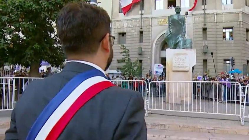 [VIDEO] El gesto que tuvo Gabriel Boric con la estatua de Salvador Allende en La Moneda