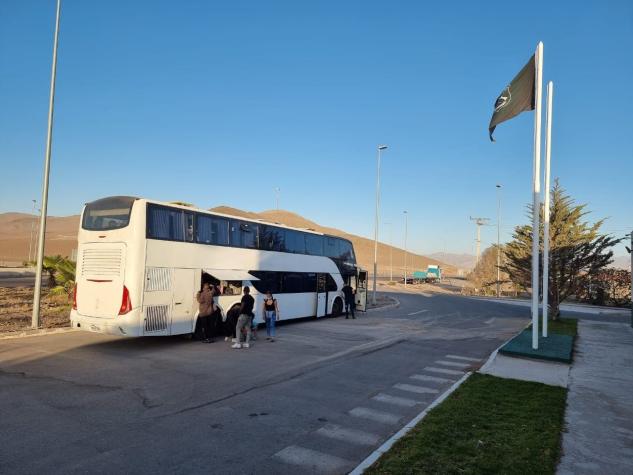 Carabinero sorprende dos buses con migrantes irregulares en Atacama