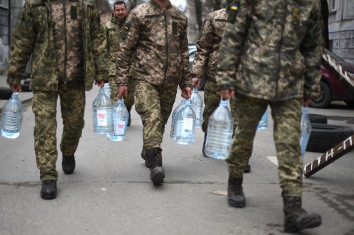 Aumentan a 35 los muertos por ataque ruso a base militar afuera de Leópolis en Ucrania