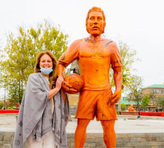 Madre de Ben Brereton recorre Penco y se fotografía con la estatua de su hijo