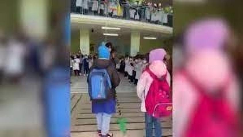 Reciben con aplausos a niños ucranianos en su primer día de clases en Italia