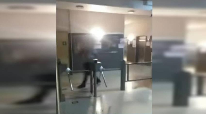 Viralizan video de hombre que destruyó consejería de edificio en Estación Central