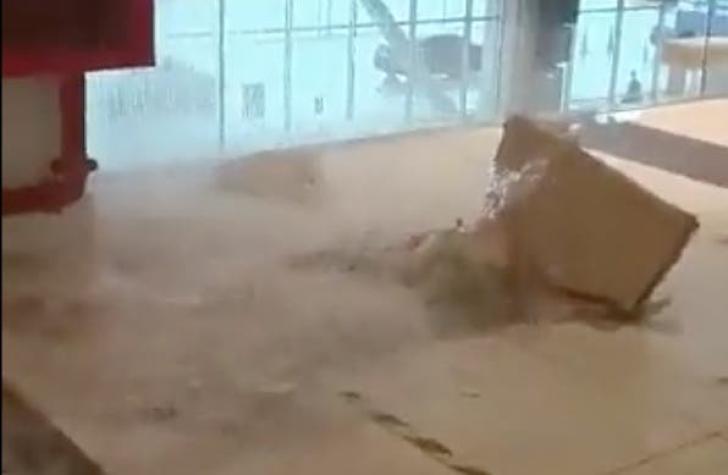[VIDEOS] El momento en que se desploma el techo del aeropuerto de Calama por lluvias