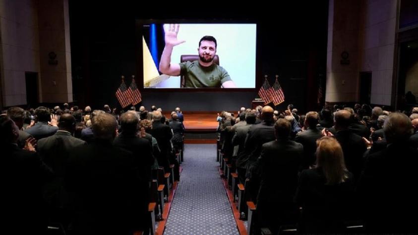 Presidente ucraniano Zelenski recibe una ovación de pie del Congreso de EEUU