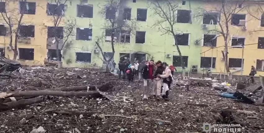 Rusia bombardea un teatro en Mariúpol con cientos de refugiados