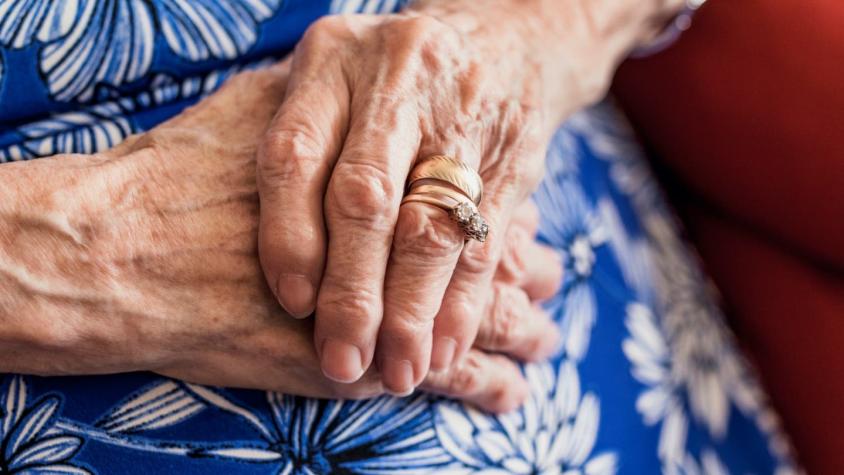 Delincuente intenta cortarle el dedo a una anciana para robarle su anillo de matrimonio