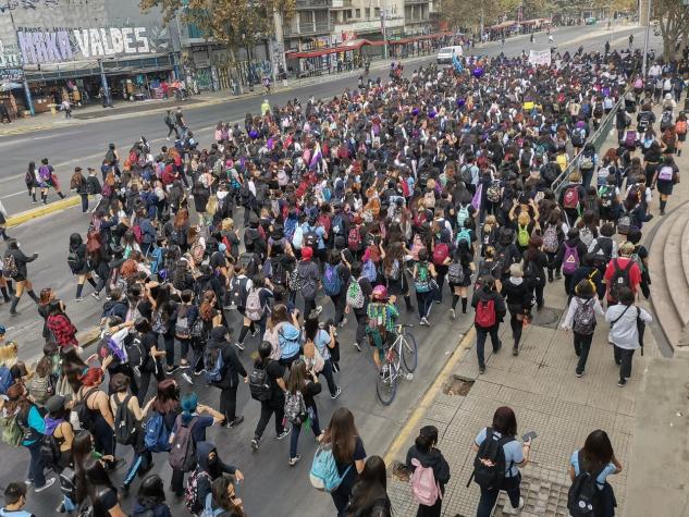 Secundarias marchan en el centro de Santiago contra casos de acoso y abuso sexual
