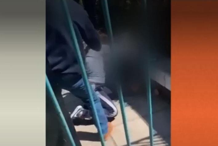 [VIDEO] Estudiante fue agredida por tres menores a la salida de su colegio en San Antonio