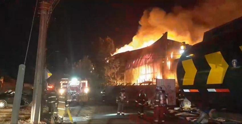 Violento incendio afectó siete viviendas y ocho locales comerciales en Curicó