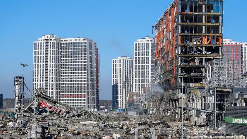 Ataque ruso contra centro comercial deja ocho muertos en Kiev