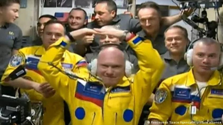 Astronautas rusos llegan a la EEI vestidos de amarillo y azul, colores de la bandera de Ucrania