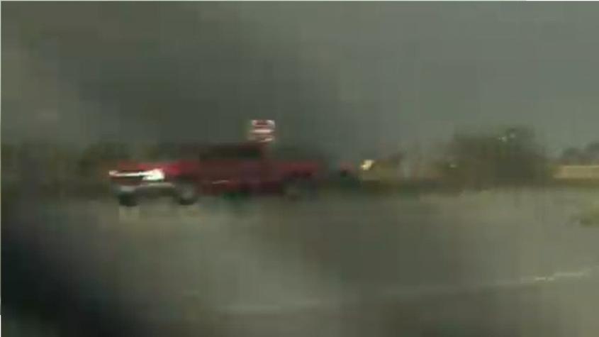 [VIDEO] Camioneta resultó volcada por un tornado en EE.UU: el chofer siguió conduciendo