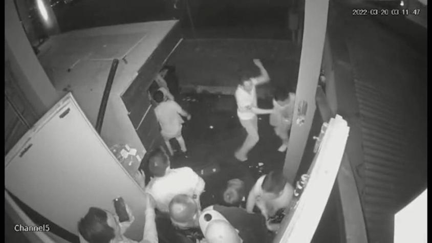 [VIDEO] Coquimbo: Violenta riña con golletes de botella afuera de una discoteque