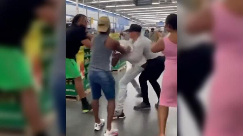 Hombre intentó violar a mujer al interior de un supermercado en EE.UU: fue detenido por los clientes