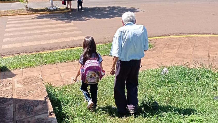 Tierno anciano se vuelve viral: tiene casi 90 años y acompaña todos los días a bisnieta a la escuela