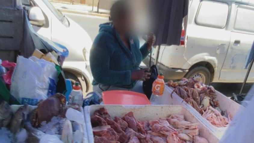 [VIDEO] Ambulantes venden carne y pescados a pleno sol afuera del mercado Lo Valledor