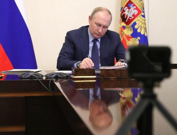 Putin compara las sanciones contra la cultura rusa con la quema de libros de los nazis
