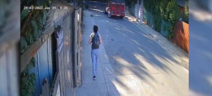 Joven se salvó de ser aplastado tras peligrosa maniobra de camión en Valparaíso