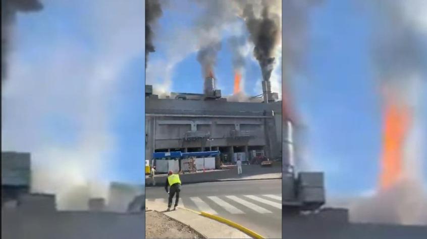 Incendio en papelera de Puente Alto: CMPC dice que fuego está "controlado"