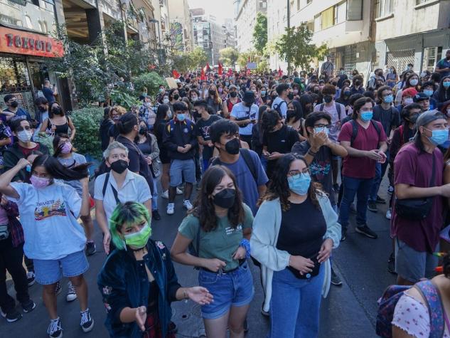 Gobierno confirma un herido a bala por carabinero durante marcha de estudiantes