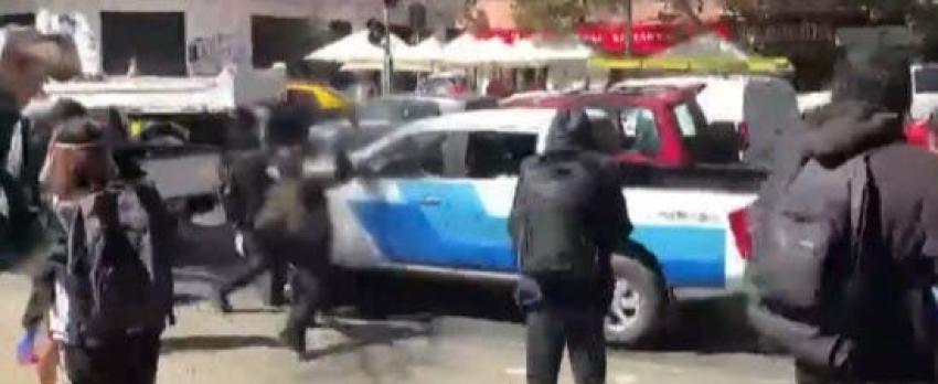 [VIDEO] Así fue el ataque a un vehículo con funcionarios de la FACH en el centro de Santiago