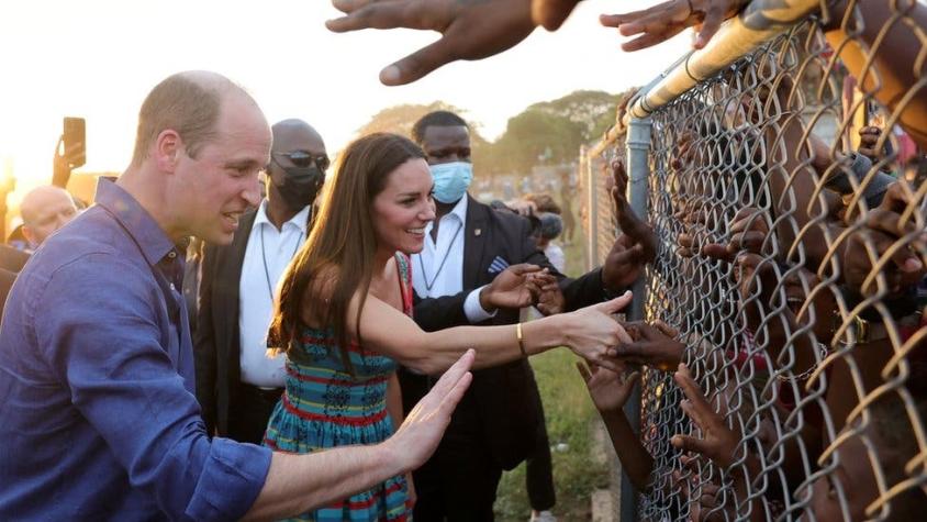 Las imágenes del príncipe William y su esposa en Jamaica que reflejan "cómo el mundo ha cambiado"