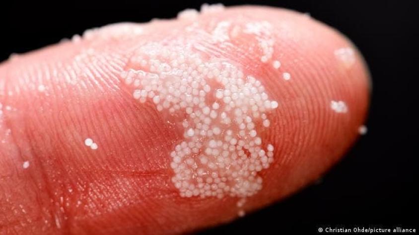 Detectan por primera vez diminutas partículas de plástico en la sangre humana
