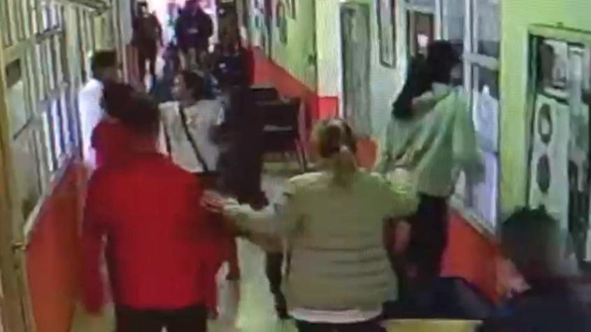 Revelan video de mujer que apuñaló a profesor en liceo de Talcahuano